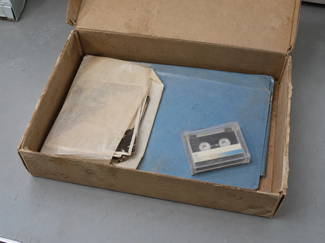 写真の包み、書面のファイル、マイクロカセットを入れた保管箱。